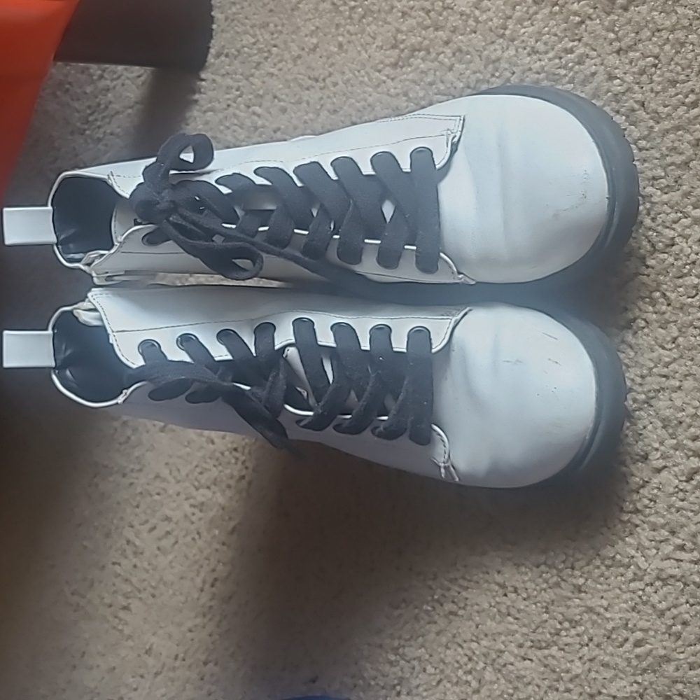 Universal Thread boots